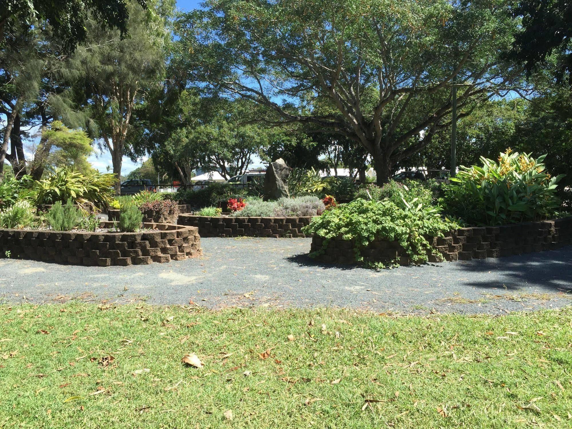 Beachside Boutique Motel Mackay Bagian luar foto