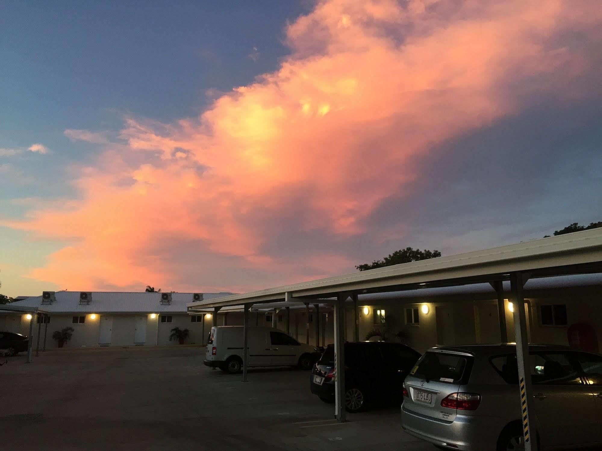 Beachside Boutique Motel Mackay Bagian luar foto